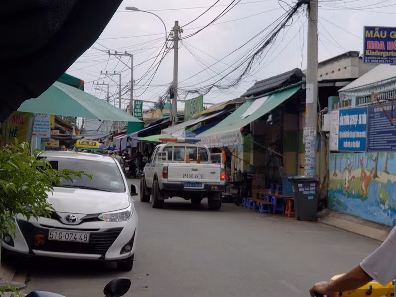  2 vợ chồng nguy kịch trong vụ cháy: Rạng sáng 1/6, người dân nghe tiếng nổ lớn ở ki ốt bán hoa trên đường Nguyễn Văn Thạnh (khu vực chợ tự phát), phường Long Thạnh Mỹ (TP.Thủ Đức, TP HCM). Người dân sau đó phá cửa vào trong cứu hai vợ chồng anh P.L (32 tuổi) và chị N.T.B.L (37 tuổi, cùng quê Bình Thuận) đưa đi viện trong tình trạng nguy kịch. Công an xác định, có đối tượng đã dùng xăng đốt ki ốt này. Hiện Công an đang truy bắt đối tượng này. 