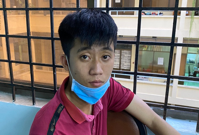  Chuyên quay clip ‘nóng’ trong khách sạn: Do thiếu tiền tiêu xài Bùi Đức Điệp (21 tuổi, quê Hải Dương) nên nảy ra ý định tống tiền bằng clip "nóng". Điệp lên mạng mua một camera cỡ nhỏ có khả năng quan sát trực tiếp trên điện thoại. Nghi phạm sau đó đến khách sạn thuê phòng rồi lắp camera dưới ti vi để tống tiền các nạn nhân khi vào nhà nghỉ trên địa bàn quận Phú Nhuận (TP.HCM). Ngày 1/6, Điệp bị Công an quận Phú Nhuận tạm giữ để điều tra. 