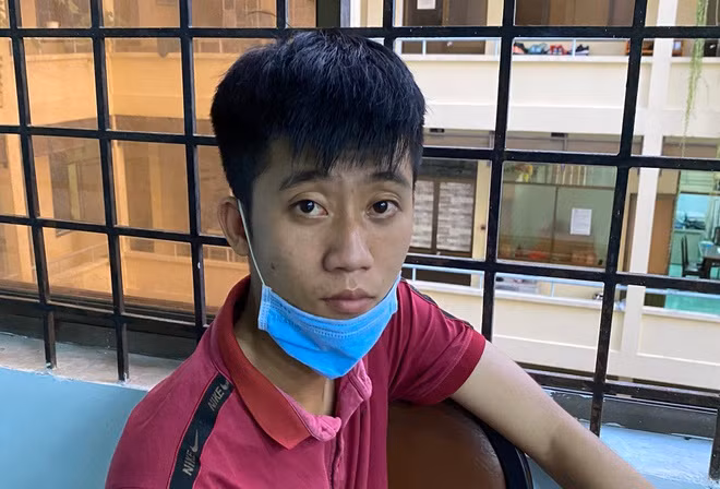  Chuyên quay clip ‘nóng’ trong khách sạn: Do thiếu tiền tiêu xài Bùi Đức Điệp (21 tuổi, quê Hải Dương) nên nảy ra ý định tống tiền bằng clip "nóng". Điệp lên mạng mua một camera cỡ nhỏ có khả năng quan sát trực tiếp trên điện thoại. Nghi phạm sau đó đến khách sạn thuê phòng rồi lắp camera dưới ti vi để tống tiền các nạn nhân khi vào nhà nghỉ trên địa bàn quận Phú Nhuận (TP.HCM). Ngày 1/6, Điệp bị Công an quận Phú Nhuận tạm giữ để điều tra. 