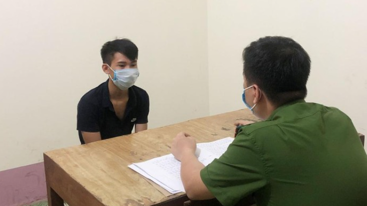  Chuốc rượu hai thiếu nữ, rồi đưa về phòng trọ hiếp dâm: Sau khi chuốc say hai thiếu nữ N.H.M (17 tuổi, trú TP Cao Bằng) và P.T.H (14 tuổi, trú huyện Hòa An, tỉnh Cao Bằng) tại buổi liên hoan. Hoàng Anh Tuấn (SN 2003, ở huyện Hòa An) đã đưa họ về phòng trọ ở phường Sông Bằng, TP Cao Bằng rồi hiếp dâm cả 2 nạn nhân. Ngày 1/6, Tuấn bị Công an TP Cao Bằng khởi tố. 