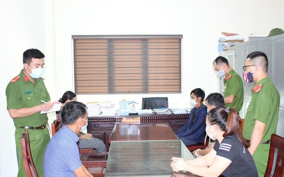  Triệt xóa đường dây đánh bạc hơn 60 tỷ đồng: Ngày 1/6, Công an tỉnh Nghệ An cho biết, vừa triệt xóa đường dây đánh bạc bằng hình thức ghi lô đề qua mạng, bắt giữ 9 đối tượng thu giữ số tiền hơn 60 tỷ đồng. Bước đầu, cơ quan chức năng xác định, thời gian từ cuối tháng 2/2021 đến 27/5/2021 các đối tượng đã sử dụng số tiền hơn 60 tỷ đồng để đánh bạc. Chỉ tính riêng trong ngày 27/5/2021, đã chứng minh các đối tượng trên sử dụng số tiền khoảng hơn 1,7 tỷ đồng để đánh bạc.