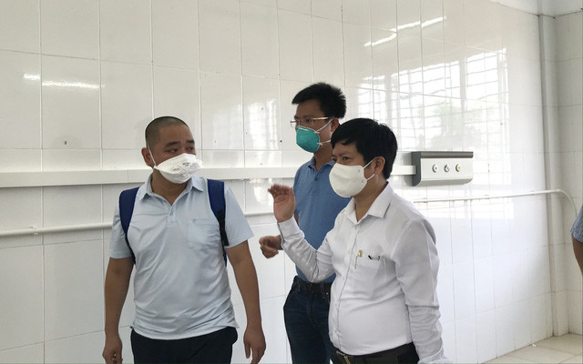 Bác sĩ Hùng khẳng khái nói: "Tôi không tiếc, vì tóc có thể mọc lại, quan trọng nhất là dễ dàng hơn trong bộ đồ bảo hộ".