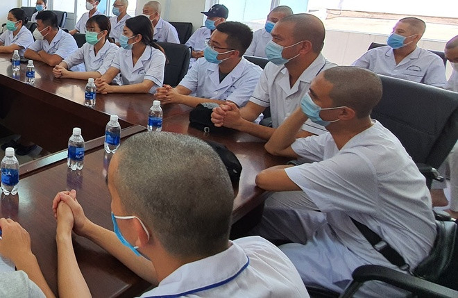 Việc này được giải thích là giúp các y bác sĩ an toàn hơn, tránh bị lây nhiễm COVID-19 khi làm việc lâu dài cùng bệnh nhân. Riêng mình, bác sĩ Dũng bảo rằng còn phải tiếp khách nhiều nên phải giữ lại mái tóc "cho dễ coi". Bác sĩ Dũng bảo rằng đây chỉ là việc bình thường để phục vụ cho công việc, không có gì khó khăn với mọi người.