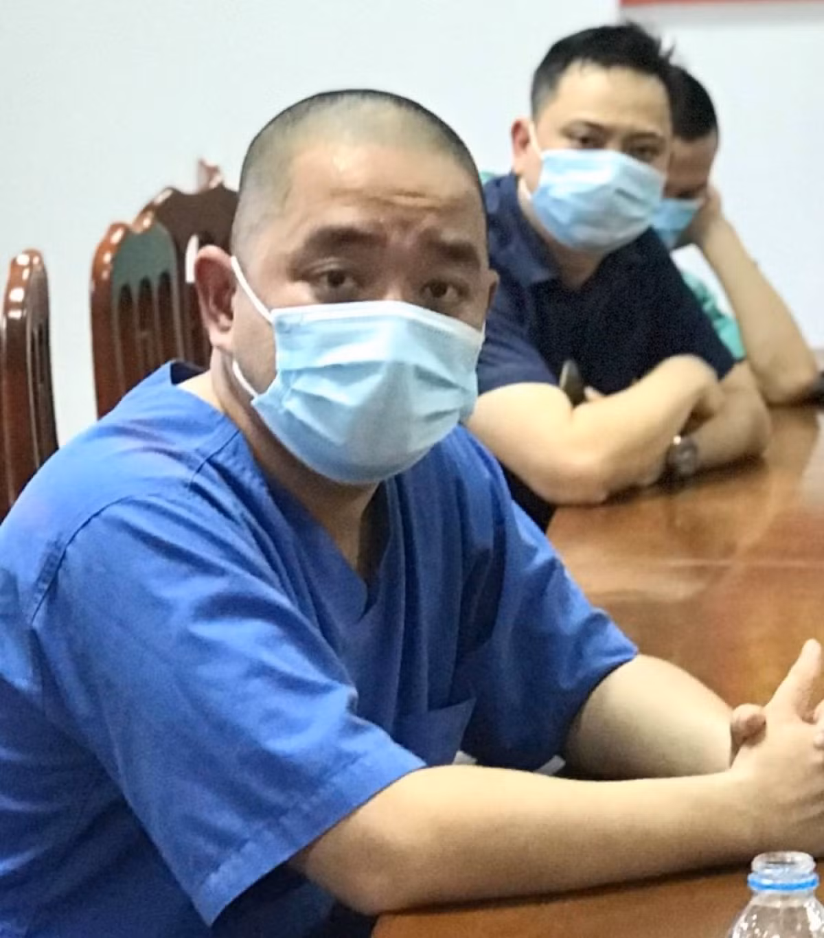 Trước đó, đoàn bác sĩ Bệnh viện Đà Nẵng xuất phát trước cũng rủ nhau “cạo trọc”. Như bác sĩ Nguyễn Tấn Hùng - Phó trưởng Khoa Hồi sức tích cực chống độc, Bệnh viện Đà Nẵng...