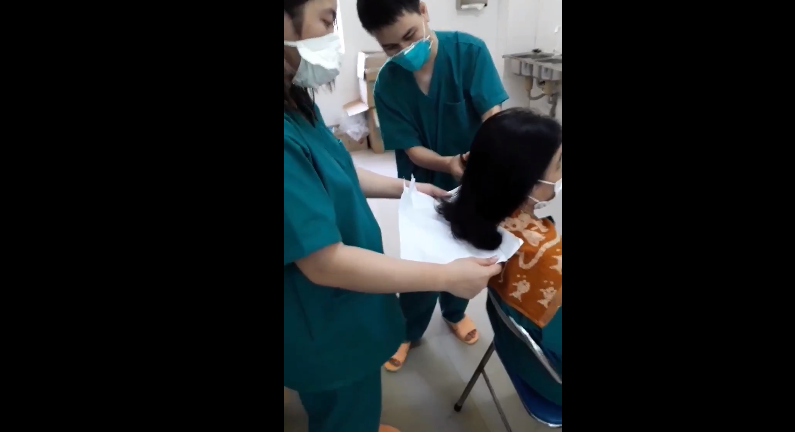 Bác sĩ Trường chia sẻ: "Tôi hỏi mọi người vì sao lại cắt đi mái tóc, vì mái tóc đối với phụ nữ rất quan trọng. Mọi người chỉ cười và chỉ nói cắt cho gọn để làm việc. Thật sự lúc đó tôi không còn lời nào để có thể nói được nữa, chỉ biết im lặng và đăng một bài viết để cảm ơn mọi người như thế này".