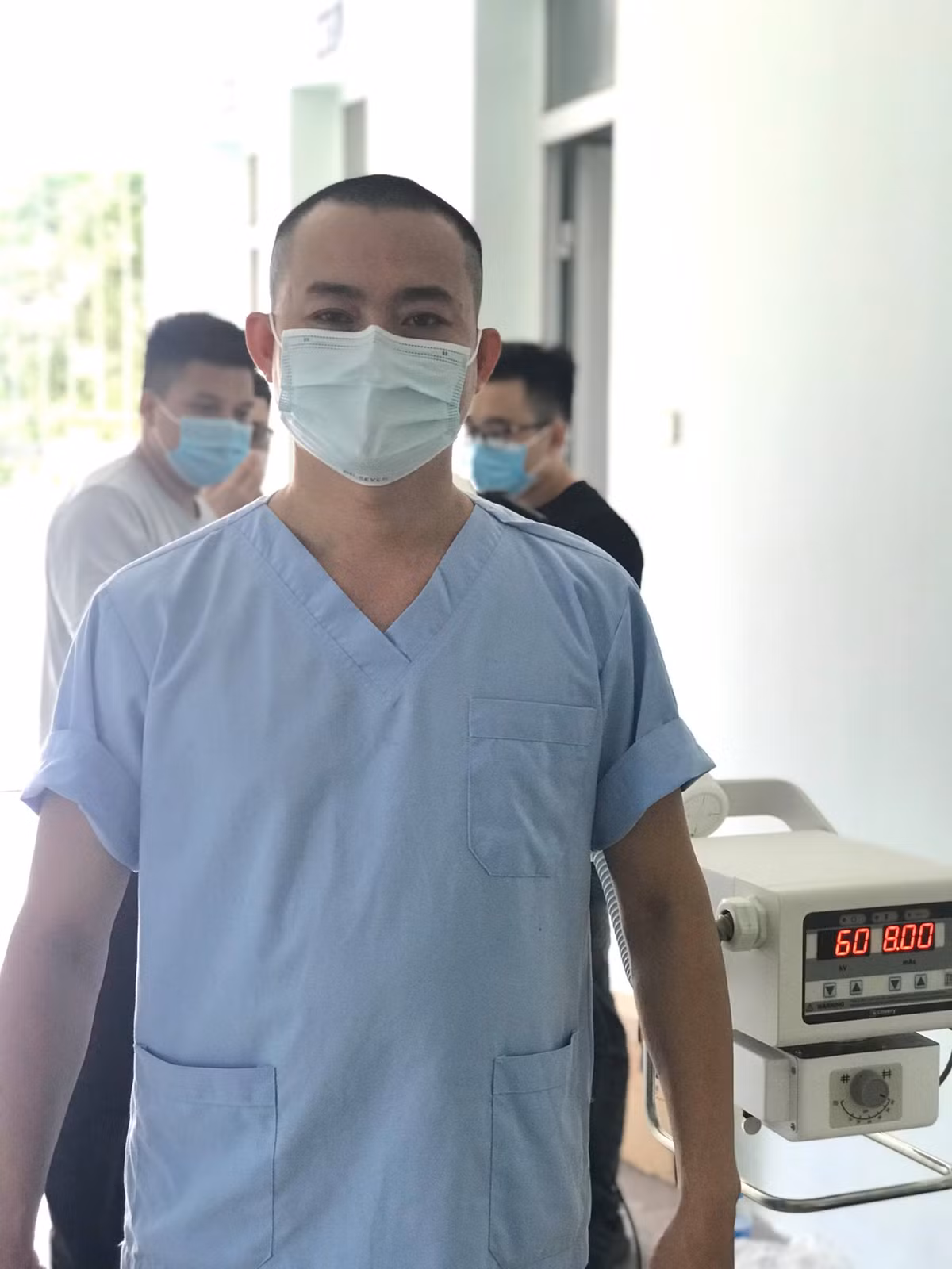 Bác sĩ Chung cũng thừa nhận rằng, để đầu trọc trông mình có vẻ "khó tính" hơn nhưng điều quan trọng là với cái đầu trọc sẽ "đỡ nóng và vướng víu khi phải mặc bộ đồ bảo hộ, đồng thời cũng an toàn hơn, tránh bị lây nhiễm COVID-19 khi làm việc lâu dài cùng bệnh nhân nặng". Bác sĩ Chung và các đồng nghiệp ở Bệnh viện C Đà Nẵng không phải là những người đầu tiên "Bắc Giang tiến": "Bắc Giang đoàn binh không mọc tóc/ Tuyến đầu áo trắng rất oai hùng".