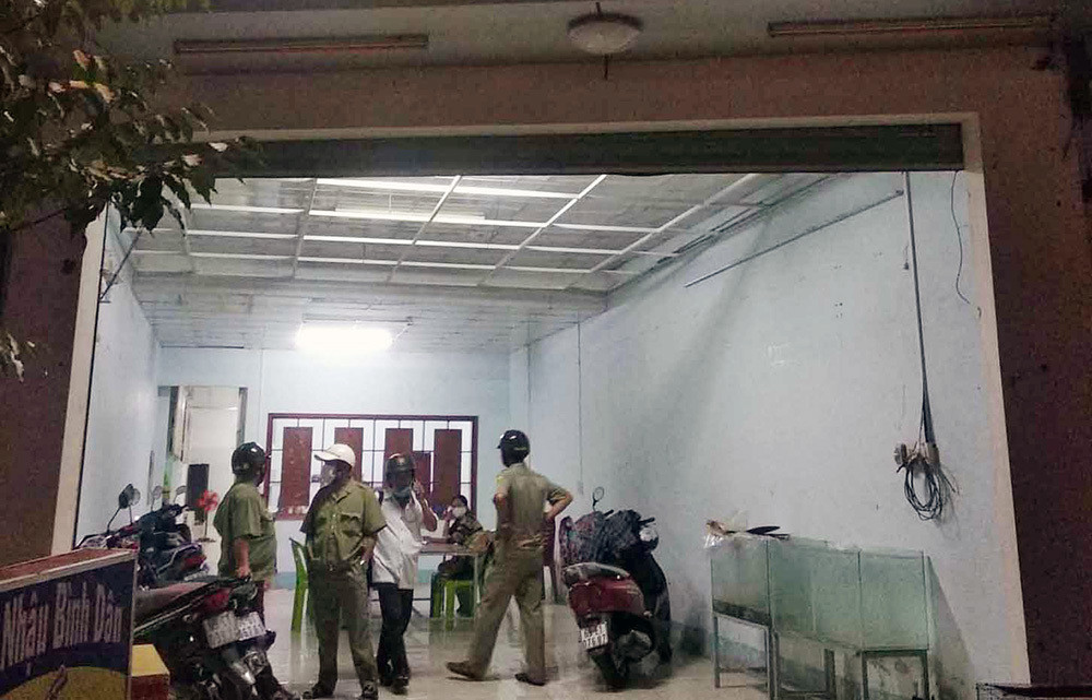  Nữ chủ quán cùng 5 khách nhậu, hát karaoke giữa lúc dịch bị phạt 90 triệu: Ngày 9/6, UBND TP Cà Mau (Cà Mau) có quyết định xử phạt vi phạm hành chính đối với nữ chủ quán nhậu H.C.T (phường 8) và 5 người khách. Mỗi người bị phạt 15 triệu đồng. Tối 5/6, tổ phòng, chống dịch COVID-19 phường 8 trong lúc đi tuần tra đã phát hiện 6 người nói trên tập trung ăn nhậu, hát karaoke bằng loa kẹo kéo tại quán nhậu H.C.T.