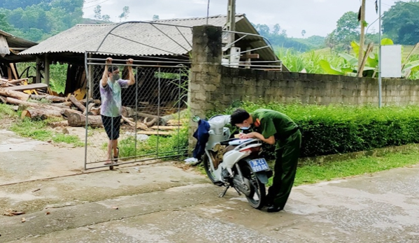  Sang hàng xóm chơi, bị phạt 1 triệu đồng vì đang cách ly: Ông T.V.L (trú tại xã Thọ Điền, Vũ Quang, Hà Tĩnh) trong quá trình cách ly theo quy định đã tự ý đến nhà một số hộ trong thôn chơi. Ngày 9/6, UBND xã Thọ Điền đã ra quyết định xử phạt hành chính 1 triệu đồng đối với ông T.V.L về hành vi không thực hiện biện pháp bảo vệ cá nhân phòng chống dịch bệnh. 