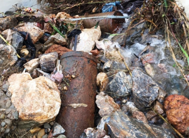  Phát hiện 3 quả bom ven sông nặng khoảng 150 kg: Ngày 9/6, người xã Tràng Đà (TP Tuyên Quang) trong khi đi đánh cá trên sông Lô phát hiện 1 quả bom liền báo công an. Cách quả bom ban đầu được phát hiện không xa, lực lượng chức năng tiếp tục tìm thấy thêm 2 quả bom dưới sông. 3 quả bom này được xác định cùng chủng loại là bom xích mang ký hiệu MK-81, sót lại từ kháng chiến chống Pháp, mỗi quả có đường kính 35 cm, dài khoảng 1m, nặng khoảng 150 kg.