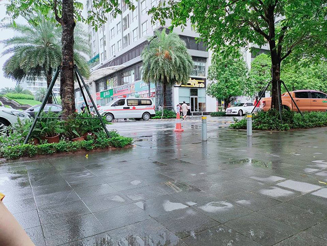 Theo quan sát của PV, sau khi xảy ra vụ việc rất đông người dân hiếu kỳ đã đến xem. Khoảng 9h cùng ngày thi thể nạn nhân đã được đưa đi nơi khác.