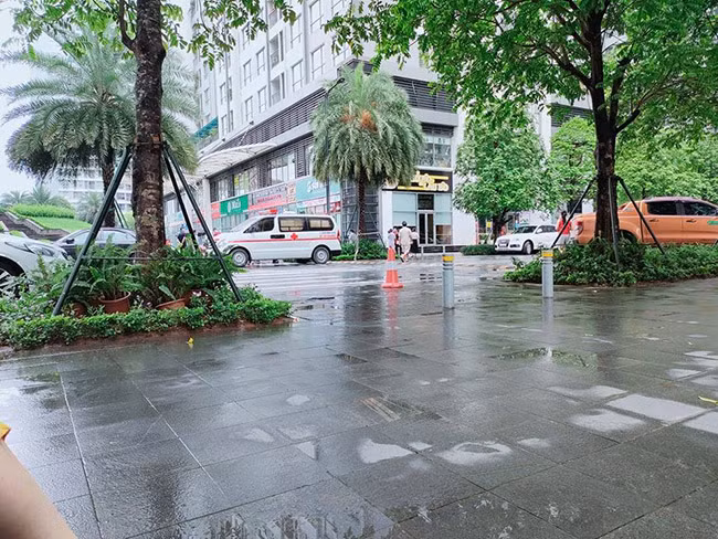 Theo quan sát của PV, sau khi xảy ra vụ việc rất đông người dân hiếu kỳ đã đến xem. Khoảng 9h cùng ngày thi thể nạn nhân đã được đưa đi nơi khác.