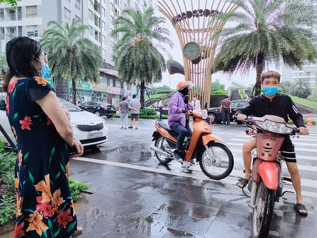 Ngay sau đó người dân liền báo tin cho lực lượng chức năng. Nhận được tin báo của người dân lực lượng chức năng đã nhanh chóng cử người xuống hiện trường, bảo vệ hiện trường điều tra vụ việc. 