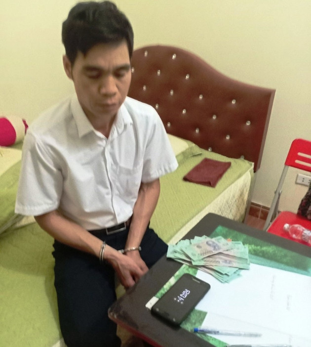  Cô giáo mầm non xinh đẹp bị đe dọa tung clip nóng để tống tiền: Muốn níu kéo tình cảm với cô giáo mầm non xinh đẹp, Lăng Văn Sẩn (SN 1971, trú huyện Lục Ngạn, Bắc Giang) đã bí mật quay clip quan hệ riêng tư giữa 2 người, đồng thời dọa sẽ tung những clip này lên mạng xã hội. Lo ngại hình ảnh bị phát tán, cô giáo đã đồng ý đưa cho đối tượng 80 triệu đồng. Ngày 7/5/2020, khi Sẩn đang nhận số tiền trên tại một nhà nghỉ thì bị Công an huyện Sơn Động, Bắc Giang bắt quả tang. 