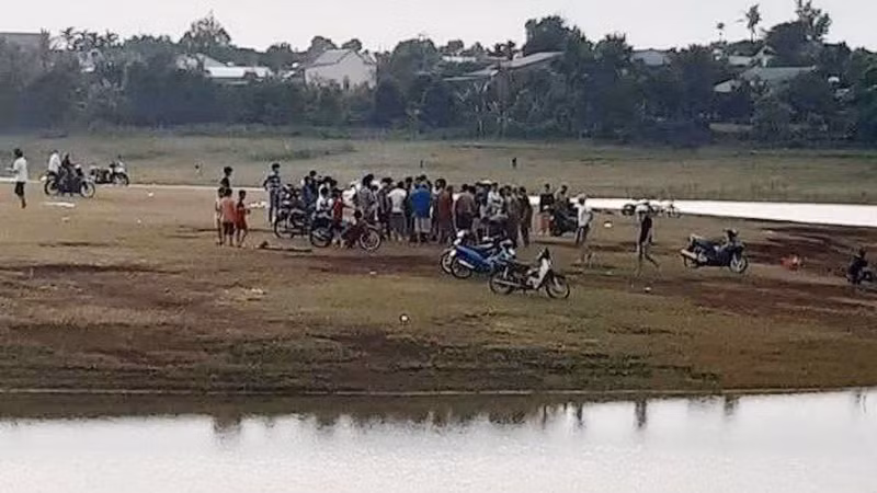  Đi thả diều, hai học sinh đuối nước: Chiều tối 3/6, 10 thiếu niên đi chơi và thả diều tại khu bãi đất trống ở xã Biển Hồ, TP Pleiku, tỉnh Gia Lai. Tại đây, 4 thiếu niên gồm T.T.Y.N (SN 2007, trú tại ổ 2, phường Yên Thế), H.K.Th (SN 2009, trú tại thôn 3, xã Biển Hồ), N.H.M.T và T.D.L.Tr trượt chân xuống hồ. Nghe tiếng kêu cứu, người dân liền chạy tới và kịp thời kéo được em N và Th lên bờ an toàn, 2 em T và Tr thì chìm xuống dòng nước. 