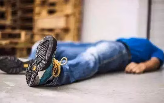  Tử vong sau nhiều giờ nằm ngủ trên hiên nhà hàng xóm: Ông Nguyễn Thành Nhơn (SN 1968, trú huyện Tây Sơn, Bình Định) sang nhà hàng xóm chơi rồi nằm ngủ trên thềm hiên nhà, đến khi gia chủ lay gọi lần thứ hai mới phát hiện ông Nhơn đã tử vong. Ngày 4/6, Công an huyện Tây Sơn cho biết, thi thể ông Nhơn không có dấu hiệu bất thường do tác động ngoại lực, khả năng tử vong do đột biến về sức khỏe khi tiết trời nắng nóng khắc nghiệt kéo dài nhiều ngày. 