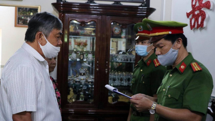  Cựu Phó chủ tịch Phú Yên Nguyễn Chí Hiến bị khởi tố, bắt giam: Ngày 4/6, Công an tỉnh Phú Yên đã khởi tố bị can, bắt tạm giam ông Nguyễn Chí Hiến, cựu Phó Chủ tịch thường trực UBND tỉnh Phú Yên về tội vi phạm quy định về quản lý, sử dụng tài sản Nhà nước gây thất thoát, lãng phí. Ông Hiến có hành vi cho phép giảm hơn 8 tỷ đồng tiền bán đấu giá Quyền sử dụng đất đối với 262 lô đất Khu đô thị mới Nam TP Tuy Hòa.