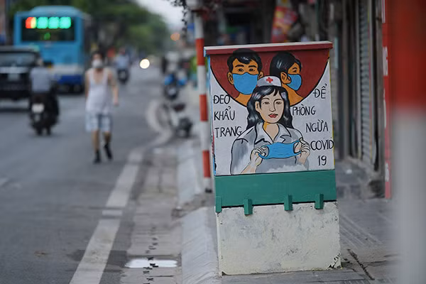 Nổi bật trong đó là hình ảnh của các y bác sĩ - những chiến sĩ nơi tuyến đầu chống dịch được thể hiện sinh động. 