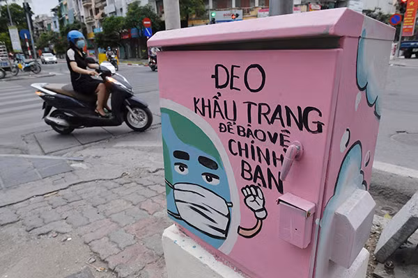 Bot dien o Ha Noi truyen di thong diep phong chong COVID-19-Hinh-2