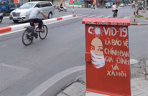 Được biết, đây là công trình do Hội cựu chiến binh quận thực hiện. Các bốt điện được trang trí sẽ giúp tránh việc bị dán các tờ rơi gây mất mỹ quan đô thị vừa tuyên truyền một cách hấp dẫn, dễ hiểu đến người dân về các khuyến cáo phòng chống dịch. 