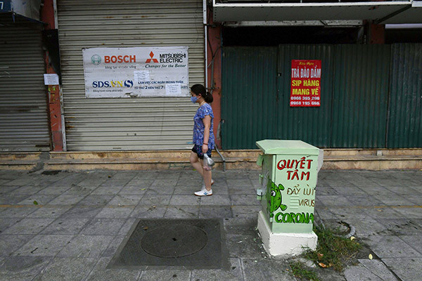 Người dân sinh sống gần ngã tư này cho biết những bốt điện ở đây được vẽ khoảng nửa tháng trở lại đây với những hình ảnh y bác sĩ, virus SARS-CoV-2 khiến họ cảm thấy vô cùng thích thú và càng ý thức hơn trong việc phòng chống dịch bệnh. 