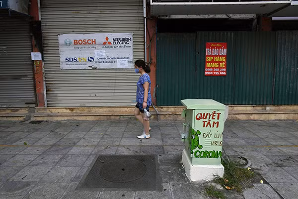 Người dân sinh sống gần ngã tư này cho biết những bốt điện ở đây được vẽ khoảng nửa tháng trở lại đây với những hình ảnh y bác sĩ, virus SARS-CoV-2 khiến họ cảm thấy vô cùng thích thú và càng ý thức hơn trong việc phòng chống dịch bệnh. 