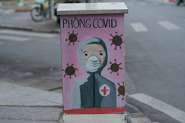 Hàng chục bốt điện xung quanh ngã tư Bạch Mai - Lê Thanh Nghị đều được vẽ trang trí hình ảnh, khẩu hiệu tuyên truyền về công tác chống dịch COVID-19.