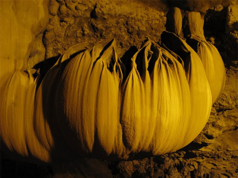 Người dân nơi đây kể rằng, ngày xưa trong động có rất nhiều hổ. Chúng thường vào bản bắt súc vật của người dân. Mãi sau này, khi hổ bị bẫy hết họ mới có được cuộc sống yên bình. Ảnh: Ngọc Viên Nguyễn. 