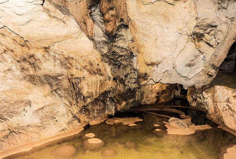 Động nằm cách thác Bản Giốc chừng 5 km. Ảnh: Quang Khánh. 