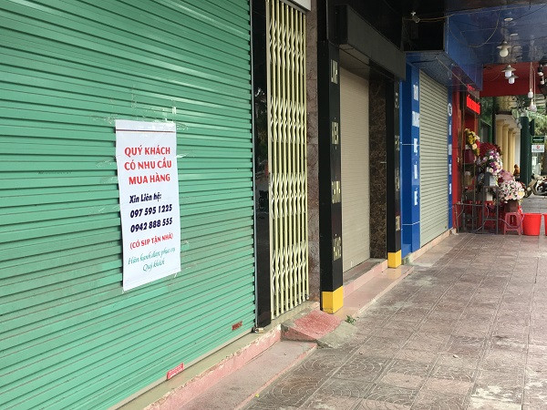 Các cửa hàng chỉ bán hàng mang đi. (Ảnh: ANTT)