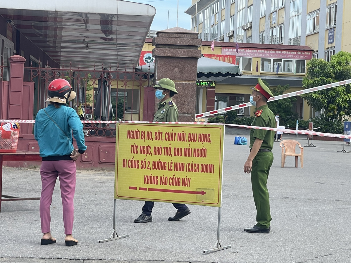 Ngay sau khi xác định 1 ca bệnh, ngành y tế cùng lực lượng chức năng đã tiến hành phong tỏa tạm thời toàn bộ BVĐK tỉnh và khu vực sinh sống của ca bệnh tại phường Nguyễn Du. (Ảnh: Giáo Dục Thời Đại)