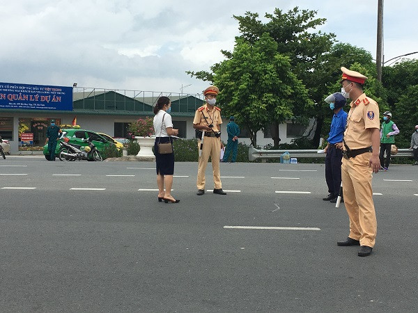 Trưa cùng ngày, các tuyến đường chốt chặn phong tỏa lối ra vào TP Hà Tĩnh với các địa bàn lân cận được cơ quan chức thiết lập. (Ảnh: ANTT)