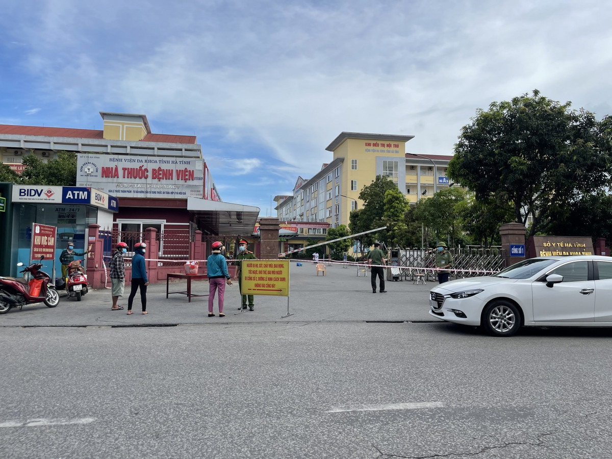 Sáng 8/6, Bệnh viên ĐK Hà Tĩnh bị phong tỏa khi có nhân viên dương tính với SARS-CoV-2. Đây là ca dương tính thứ 10 tại Hà Tĩnh kể từ ngày 5/6. (Ảnh: Giáo Dục Thời Đại) 