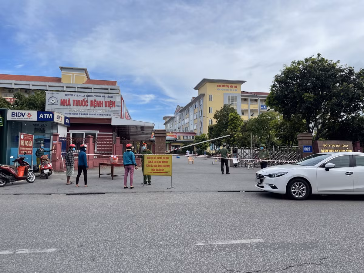 Sáng 8/6, Bệnh viên ĐK Hà Tĩnh bị phong tỏa khi có nhân viên dương tính với SARS-CoV-2. Đây là ca dương tính thứ 10 tại Hà Tĩnh kể từ ngày 5/6. (Ảnh: Giáo Dục Thời Đại) 