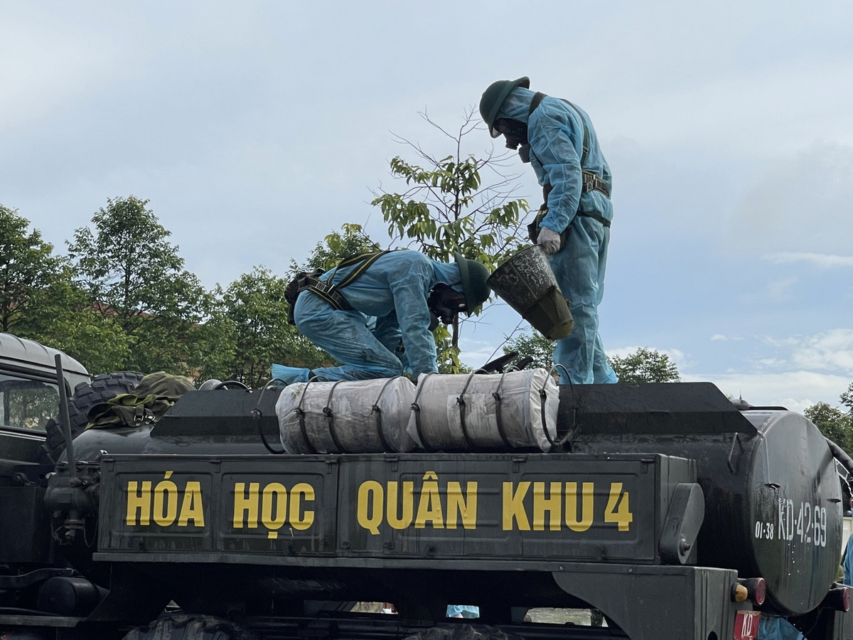 Nhằm hỗ trợ Hà Tĩnh triển khai các biện pháp khống chế dịch COVID-19, Quân khu 4 đã điều động lực lượng hóa học vào TP. Hà Tĩnh phun khử khuẩn toàn bộ các tuyến đường trong khu vực phong tỏa. (Ảnh: Giáo Dục Thời Đại) 