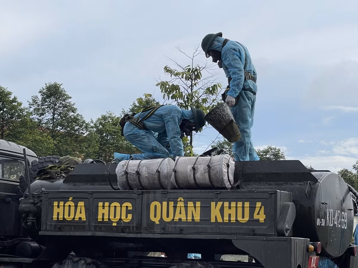 Nhằm hỗ trợ Hà Tĩnh triển khai các biện pháp khống chế dịch COVID-19, Quân khu 4 đã điều động lực lượng hóa học vào TP. Hà Tĩnh phun khử khuẩn toàn bộ các tuyến đường trong khu vực phong tỏa. (Ảnh: Giáo Dục Thời Đại) 