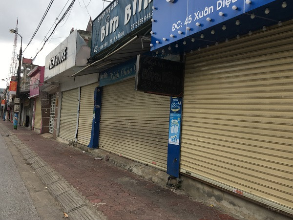 Khác với vẻ nhộn nhịp hàng ngày, nhiều quán hàng ki ốt đã đóng cửa, không một bóng người tham quan và mua sắm. (Ảnh: ANTT)