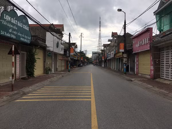 Nhiều con đường ở trung tâm TP Hà Tĩnh không người qua lại. (Ảnh: ANTT)