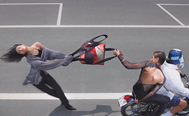 Bo anh thoi trang dan canh cuop giat tren pho gay tranh cai