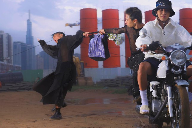 Bo anh thoi trang dan canh cuop giat tren pho gay tranh cai-Hinh-4