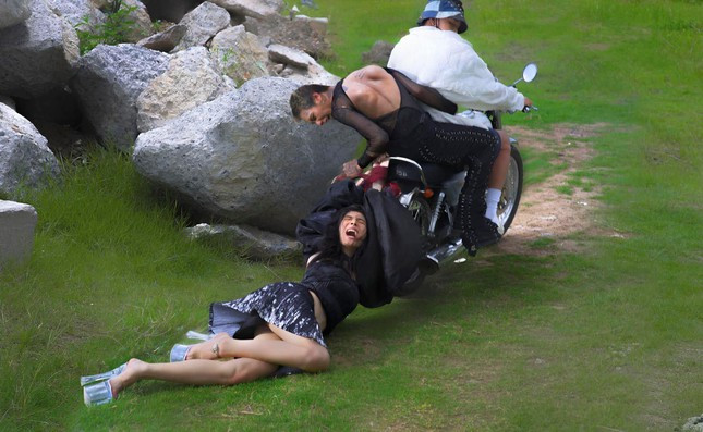 Bo anh thoi trang dan canh cuop giat tren pho gay tranh cai-Hinh-3