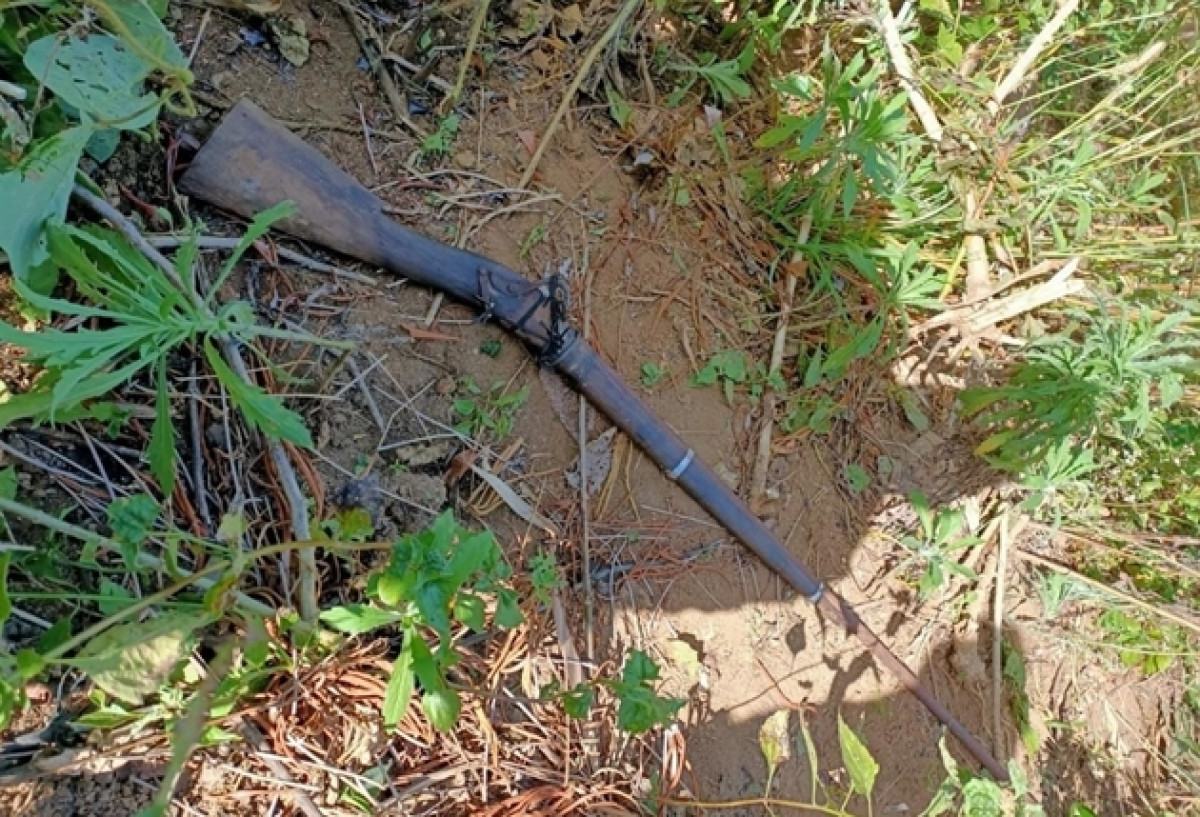  Mang súng đi săn thú, vô tình bắn chết người: Hoàng Văn Chầu (SN 1984, trú huyện Đắk Song, Đắk Nông) cầm súng tự chế vào rẫy săn khỉ, nhưng không may bắn trúng anh Lầu Văn Vàng (SN 1986, trú huyện Cư Jút) khiến người này tử vong. Ngày 8/6, Viện Kiểm sát Nhân dân huyện Đắk Song đã truy tố Chầu về tội "Vô ý làm chết người". 