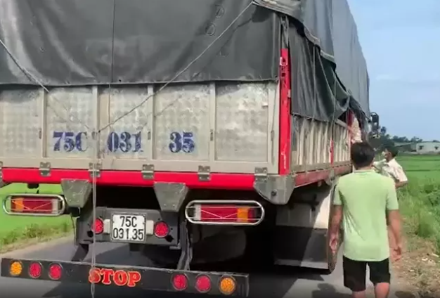  8 người trốn trong thùng xe tải để tránh khai báo y tế: Ngày 8/6, Công an huyện Phong Điền (tỉnh Thừa Thiên - Huế) cho biết, trên tuyến Quốc lộ 49B, đoạn qua xã Điền Hương trong quá trình kiểm tra, khai báo, đợi phê duyệt cho lái xe và phụ xe, lực lượng CSGT Công an huyện Phong Điền phát hiện trên xe ô tô, do Mai Văn Một (SN 1985, ở Thừa Thiên - Huế) chở 8 người đi từ tỉnh Nam Định về Huế đang núp trong thùng xe giữa các bộ phận máy, hàng hóa và được che kín bằng bạt nhằm trốn tránh, qua mắt các lượng chức năng trong việc kiểm soát y tế.