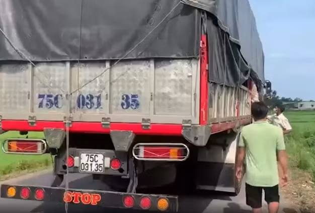  8 người trốn trong thùng xe tải để tránh khai báo y tế: Ngày 8/6, Công an huyện Phong Điền (tỉnh Thừa Thiên - Huế) cho biết, trên tuyến Quốc lộ 49B, đoạn qua xã Điền Hương trong quá trình kiểm tra, khai báo, đợi phê duyệt cho lái xe và phụ xe, lực lượng CSGT Công an huyện Phong Điền phát hiện trên xe ô tô, do Mai Văn Một (SN 1985, ở Thừa Thiên - Huế) chở 8 người đi từ tỉnh Nam Định về Huế đang núp trong thùng xe giữa các bộ phận máy, hàng hóa và được che kín bằng bạt nhằm trốn tránh, qua mắt các lượng chức năng trong việc kiểm soát y tế.