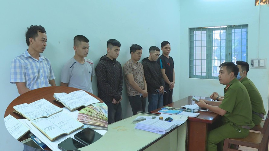  Bắt nhóm tín dụng đen cho vay với lãi suất hơn 1.000%/năm: Ngày 8/6, Công an tỉnh Đắk Lắk cho biết, vừa triệt xóa một nhóm hoạt động tín dụng đen với lãi suất "cắt cổ". Từ đầu năm 2021 đến khi bị bắt, 7 đối tượng này đã cho hơn 100 người dân ở tỉnh Đắk Lắk vay hơn 3 tỷ đồng, với mức lãi suất cho vay từ 243,3% đến 1.095%/năm và thu lợi bất chính hơn 1 tỷ đồng.