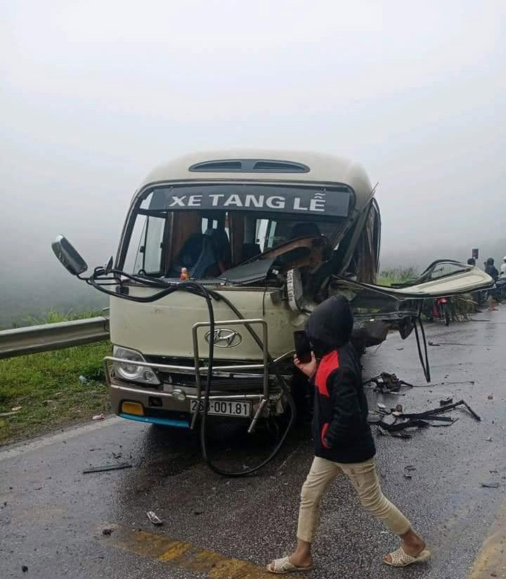 Vào khoảng thời gian trên, ô tô BKS 18C 113.85 di chuyển hướng Sơn La - Hà Nội va chạm với xe ô tô con BKS 30F-755.50 chạy hướng ngược lại,; xe ô tô con BKS 30F-833.75 lưu thông hướng Sơn La - Hà Nội tông vào xe ô tô tải BKS 22H-001.24 đi cùng chiều; xe con BKS 29A-600.62 di chuyển hướng Sơn La - Hà Nội va chạm với xe ô tô tải BKS 18C-076.06 lưu thông cùng chiều rồi tiếp tục đâm vào xe ô tô tải BKS 14C-185.06 chạy hướng Sơn La - Hà Nội. 