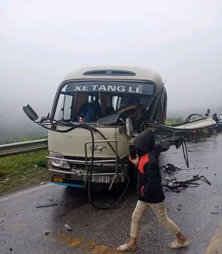 Vào khoảng thời gian trên, ô tô BKS 18C 113.85 di chuyển hướng Sơn La - Hà Nội va chạm với xe ô tô con BKS 30F-755.50 chạy hướng ngược lại,; xe ô tô con BKS 30F-833.75 lưu thông hướng Sơn La - Hà Nội tông vào xe ô tô tải BKS 22H-001.24 đi cùng chiều; xe con BKS 29A-600.62 di chuyển hướng Sơn La - Hà Nội va chạm với xe ô tô tải BKS 18C-076.06 lưu thông cùng chiều rồi tiếp tục đâm vào xe ô tô tải BKS 14C-185.06 chạy hướng Sơn La - Hà Nội. 