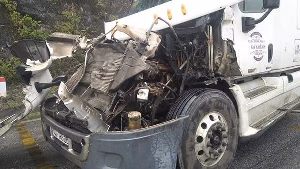 Nhận được tin báo, Đội CSGT số 1, Phòng CSGT – Công an tỉnh Sơn La cùng lực lượng chức năng huyện Vân Hồ đã có mặt để phân luồng, đảm bảo giao thông.