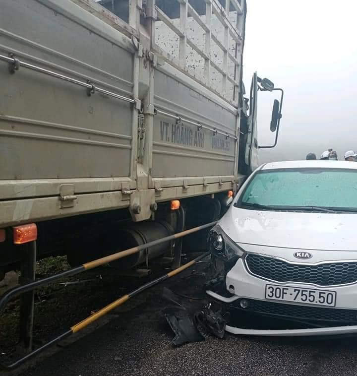 Hậu quả lái xe ô tô BKS 26B-001.81 bị thương, 9 xe ô tô liên quan hư hỏng, 20 mét hộ lan tôn sóng bị hư hỏng.