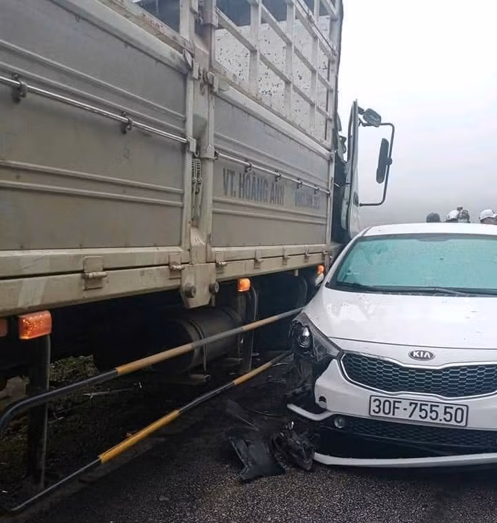 Hậu quả lái xe ô tô BKS 26B-001.81 bị thương, 9 xe ô tô liên quan hư hỏng, 20 mét hộ lan tôn sóng bị hư hỏng.