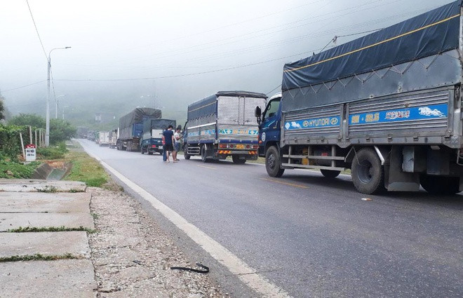 Vụ tai nạn gây tắc đường từ 13h45, đến 16h30 ngày 4/6, các phương tiện vẫn ùn tắc kéo dài.